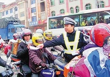 广西平南县交警确保摩托车驾驶员安全
