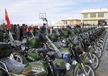 宗申产业集团向红原县民兵应急机动分队捐赠摩托车