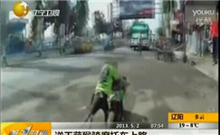 视频: 逆天萌猴骑摩托车上路