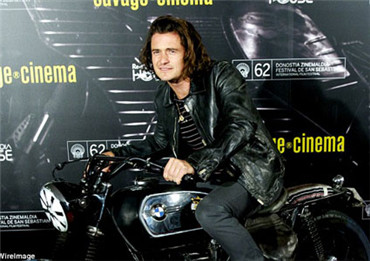 奥兰多·布鲁姆骑宝马摩托车亮相电影首映红毯