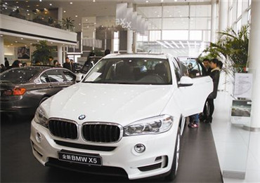 新BMW X5携手哈雷摩托车亮相天津天宝