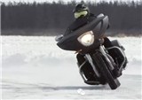 胜利摩托车冰上特技骑行视频