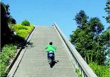 小伙自学摩托车特技 骑车爬千余级阶梯