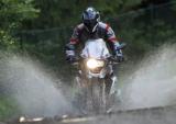 邂逅雨天 宝马摩托车骑士怎样应变