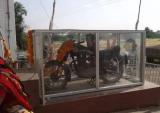 在印度 有人向摩托车祈祷