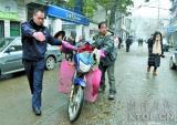 异乡“摩托客”骑摩托从浙江到四川 湘潭民警热心帮助暖人心