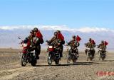 新疆摩托车巡逻队在边境一线巡逻踏查