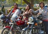 在新德里 她们骑摩托重夺公共空间