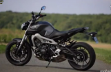 雅马哈MT-09 vs 凯旋Street Triple R
