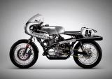 带诺顿车架的古典雅马哈Cafe Racer