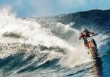 澳大利亚罗比.麦迪逊骑摩托车水上漂五公里