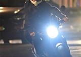 “精灵王子”奥兰多·布鲁姆载着“水果姐”骑摩托车兜风