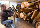 德国机车发烧友手工打造全木质摩托车