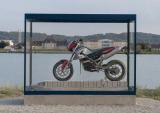 从失事集装箱货船里冲上海滩的宝马G650X