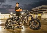 杰米波特利和他的改装的哈雷Sportster Hooligan