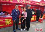 服务“铁骑”返乡8年女交警：寒风中随车返乡的孩子少了