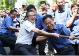 万丰摩轮举办第二届“奋进万丰”拔河比赛