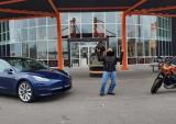 Model 3与哈雷电动摩托赛车 特斯拉输了