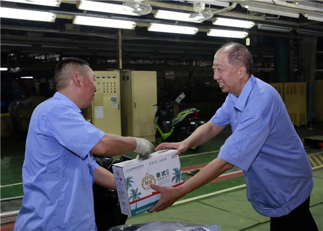 金城舉行高溫慰問送清涼活動