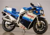 开创了性能新纪元的铃木GSX-R750，是如何催生超级跑车的？