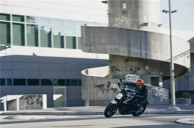 奧古斯塔聯手HERTZ帶來摩托車全球租賃服務