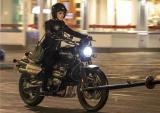 安妮海瑟薇驾驶凯旋SCRAMBLER 1200亮相新电影《封城记》