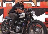 艺术家与他亲手改造的凯旋Bonneville T100