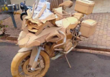 巴西小伙纸板制成同比例宝马R1250GS ADV