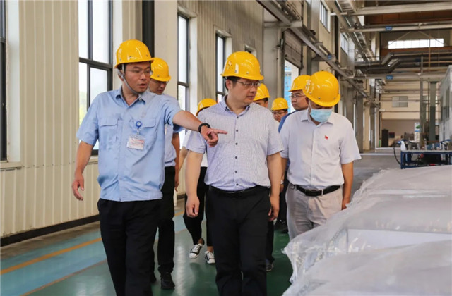 湖北荊門市領導雷華調研航特公司底盤輕量化項目