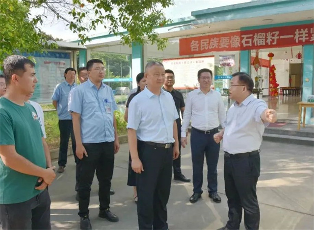 襄陽市委常委、統戰部部長伍義兵一行到航特考察調研