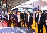 绍兴市副市长鲁霞光一行参观进博会万丰展位