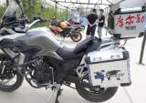 新疆库尔勒交警对大排量摩托车立规矩