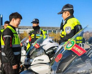 山东滕州摩托车协会参与交通安全日活动