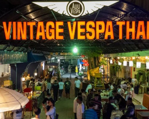 在泰国的老式 Vespa 聚会