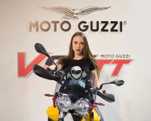 Moto Guzzi V85 TT与更多女骑一起出发