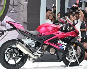 张雪机车500RR四缸仿赛亮相中国摩博会