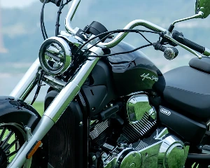 力帆壁纸上新：骑上V400，冲破热浪！